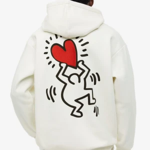 H&M x Keith Haring LOVE hoodie - Krämvit hoodie från H&M x Keith Harings kollektion.  Strlk S. Unisex. Oversized. Otroligt mjuk både på ut- och insidan.  Använd < 5 ggr. 