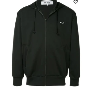 PLAY Comme des Garçons tröja zip upp - Jag säljer en jättesnygg zip up tröja i svart i märket Play Comme des Garçons, säljer åt min bror då den är för liten, ser ut som ny och är väldigt sparsamt använd! Inga fläckar eller nåt👍🏻perfekt åt hösten, priset kan diskuteras men köpt för 2800kr  