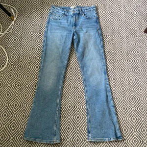 Jeans  - Säljer dessa ljusblå jeans i jättebra skick från Gina Young, har inte använts många gånger, köpta för: 299kr mitt pris: 199kr ❣️