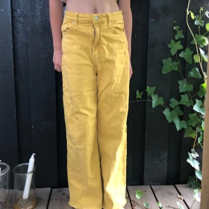 Gula jeans - Gula wideleg jeans. Inga fläckar eller hål. Det är syrran på första och andra bilden, hon har storlek xxs.  