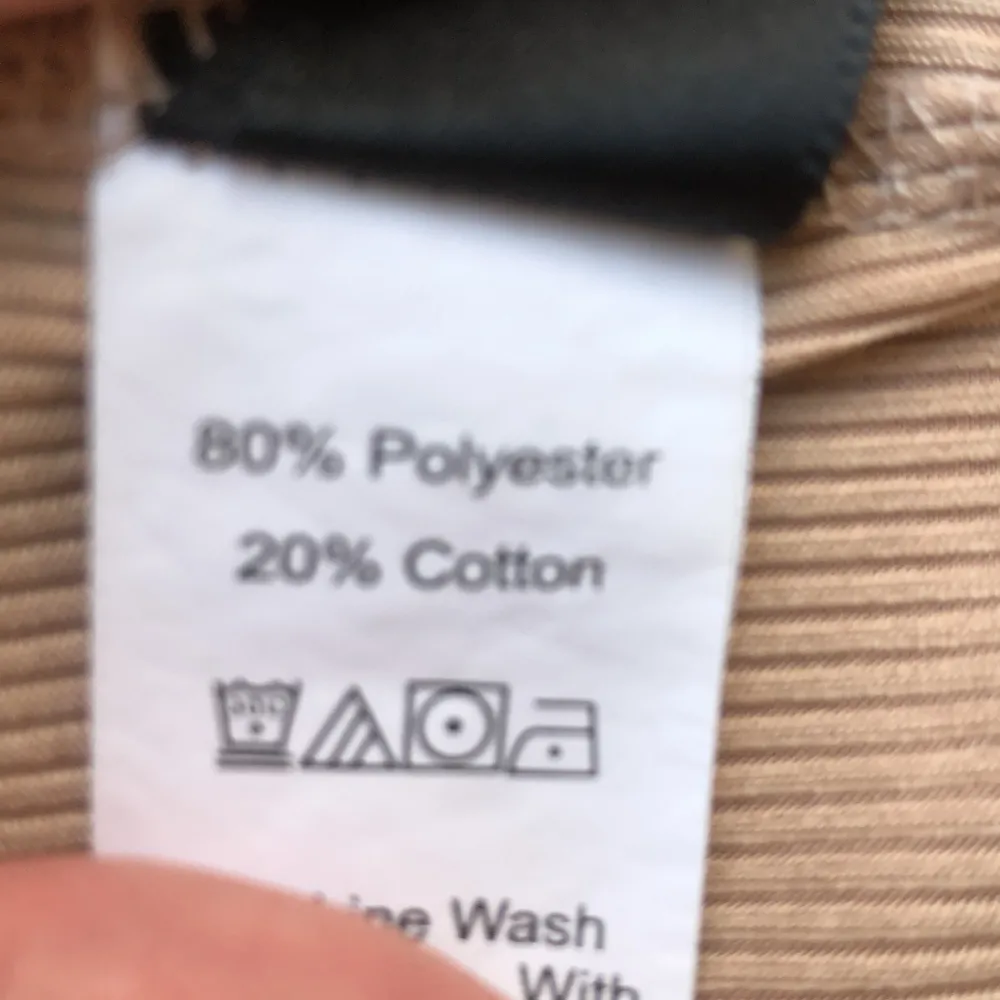 En beige halterneck topp från Shein i storlek L. Toppen är tillverkad av 80% polyester och 20% bomull, och har en ribbad struktur. Den har en omlott-design framtill och knyts i nacken.. Toppar.