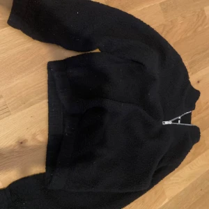 Tjocktröja - Svart fluffig tjocktröja🫶🏼  Bra skick💞  Säljer den för den är för liten❤️✌🏻