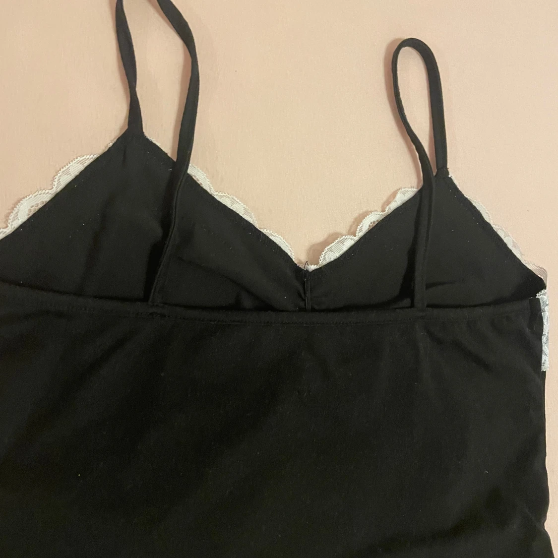 Svart linne med spetsdetaljer - 91