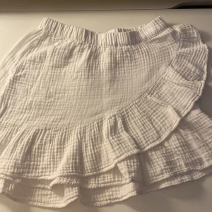 Vit kjol  - Har använd fyra gånger 😊. Den har en liten fläck på framsidan men synd inte jätte mycket. Storlek: 146/152. Köpt för 249kr säljer för 50kr