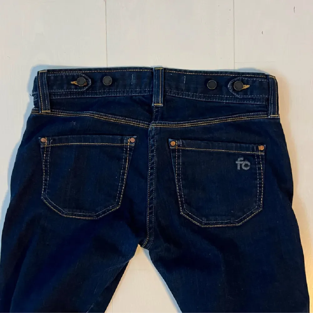 Snygga lågmidjade jeans från FC . Jeans & Byxor.