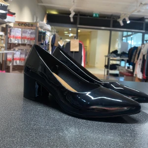 Nya klack skor - Ny skick, kvar i kartongen, finns i storlek 37. Från Duffy