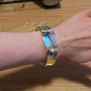 Armband - Silvrigt armband men öppning på sidan💗 fint skick, knappt använt 