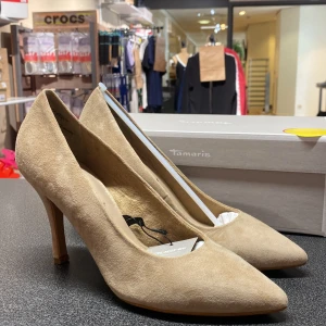 Beige klackar  - Helt nya   Finns i dessa storlekar : 36,38,40,41