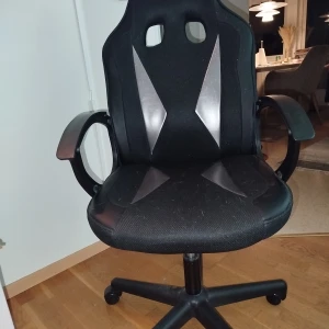 Kontorsstol - Höj och sänkbar Katt finns i hemmet Fungerar som den ska Finns i Smålandsstenar