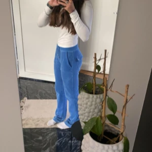 Blåa Juicy couture byxor  - Säljer dessa jättefina juciy byxorna då dom inte kommer till användning längre. Bra skick förutom lite slitna längst ner men inget som syns på🥰köpte för 1200kr säljer för 650kr,skriv privat för fler bilder å frågor❤️