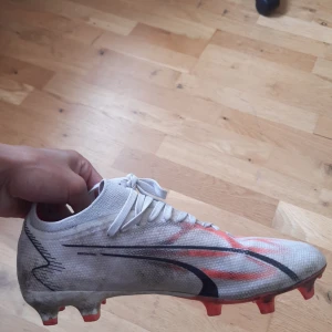 Puma Ultras  - Fotbollskor i storlek 38.5. Säljer på grund att dom blivit för små. Inga skador mer att dom är lite smutsiga på grund av spel på konstgräs. Perfekt för dig som är en snabb dribblig ytter. Nypris 1200. Mitt pris 300