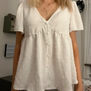 Fin vit blus🤍 - Storlek S. Säljer för bysten är förliten för mig, aldrig använt bara testat på.