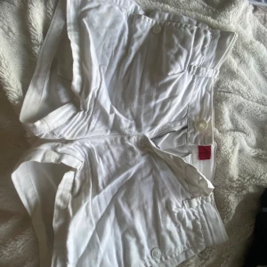 Låg midjade shorts  - Snygga vita shorts som tyvärr är för små för mig och därför säljer   Är 16 och är först nu dom har blivit för små. Skulle säga att de sitter som xs.  