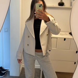 Höst/vår kappa - Super fin kappa som endast är använd ute en gång och nypris är 899kr💕