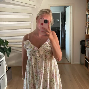 Klänning H&M - Superfin slutsåld klänning från h&m! 🩷💐Använd 2 gånger