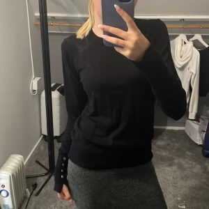 Svart zara tröja - Säljer denna tröjan som har varit populär ifrån zara, det är använt ett par gånger men är i bra skick!❤️gulddetaljer på handleden😻😻