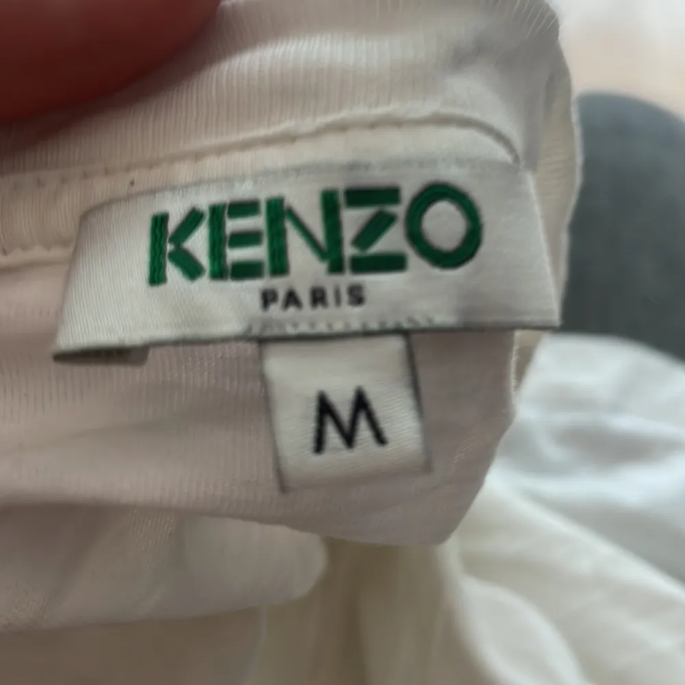 Säljer nu denna kenzo tröja åt min bror då han inte använder den längre. Fint skick och knappt använd! Nypris  ca 900kr. T-shirts.