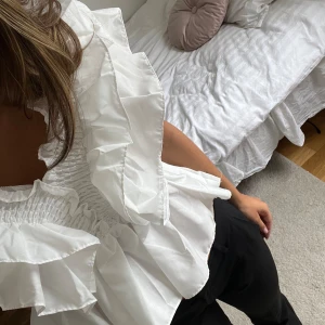 Söt festtopp/blus - Liknar den populära och slutsålda volangtoppen🫶🏼Aldrig använd!