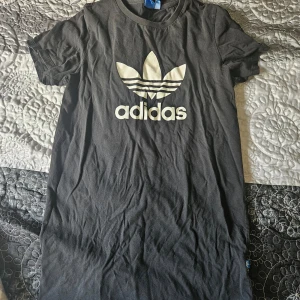 Adidas klänning - Hel och fräsch