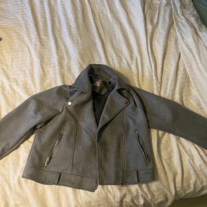 grå jacka - kort grå jacka i storlek L men är som en M eftersom den är liten i storleken använd 3 gånger.