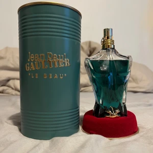 Jean Paul Gaultier le beau - Säljer denna pärlan då jag rensar min collection, kanske sprejad runt 10-20 gånger så i princip helt ny. Hittas som billigast för 1300, priset kan diskuteras vid snabbt köp. Byten fungerar också.