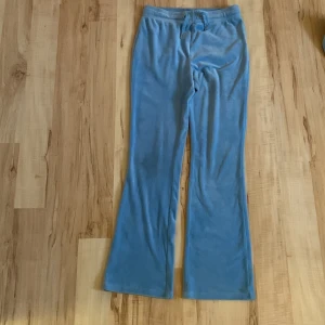 Blått mjukis sätt - Säljer ett blått mjukis sätt. Nypris 800 kr tillsammans. Aldrig använt . Jätte fint skick. 200 styck och 300 tillsammans. 15 frakt. 💗