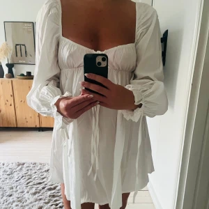 Vit långärmad sommarklänning - Vit långärmad sommarklänning från Boohoo. Använd en gång så i bra skick. Köparen står för eventuell frakt.