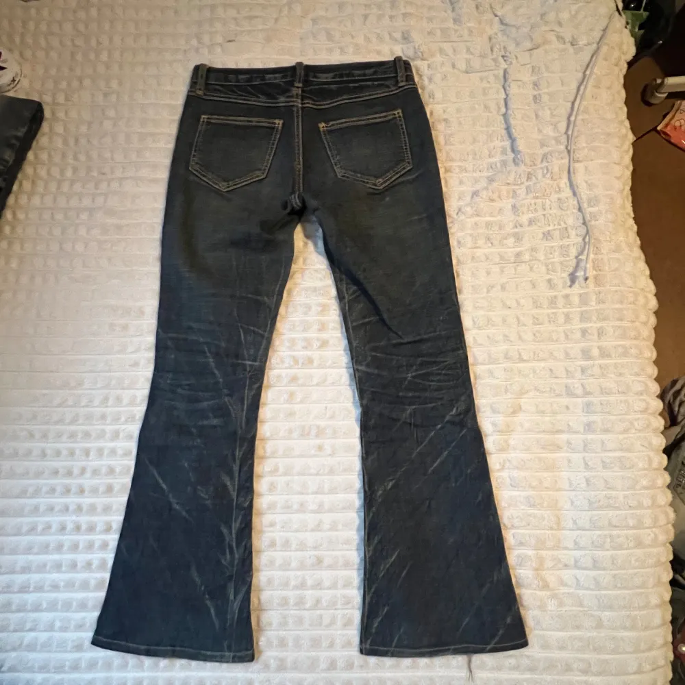 Väldigt fina jeans från 00-talet. Midjemåttet rakt över är 35cm och innerbensmåttet är 69cm.. Jeans & Byxor.