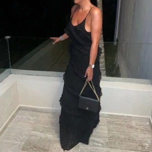 lång volang klänning  - beställde denna fina långklänning från Shein, men jag råkade köpa 2 stycken så säljer nu hela oöppnad och oanvänd. Nypris 339, säljer för 200!!