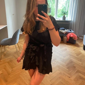 Svart volangklänning - Svart volangklänning från NA-KD, knappt använd!🥰