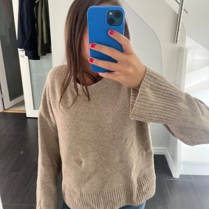 Stickad tröja  - Beige stickad tröja från other stories som är superfin! Nypris 400kr