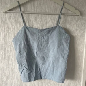 Ljusblå topp - Supergullig blå topp. Använd 2-3 gånger. I mycket bra skick. 