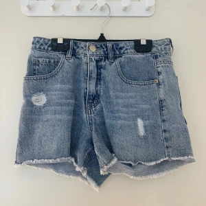 Blåa jeans shorts  - Säljer dessa för att dem är för små. Dessa jeans shorts är i fint skick och har använts ett fåtal gånger. Köparen står för frakten. 