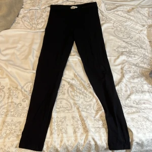 Svarta tights  - Ett par svarta tights i storlek XS (barnstolek 164) som också fått lite röd färg på framsidan, men som knappt syns🖤