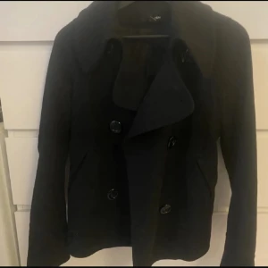 Snygg kappa  - Säljer nu denna supersnygga kappa från H&M! Ett litet hål i fickan men det är lätt fixat 😍 Är stl 38 men jag som i vanliga fall har 34/36 kan även ha denna 🫶🏻