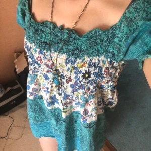 Turkos babydoll topp - Super fin babydoll topp i färgen turkos med fina mönstren! I nyskick men inte riktigt min stil så därför säljer jag detta plagg! Det står storlek L men passar även mindre storlekar om man vill ha en flowy känsla på sommaren!💗💗