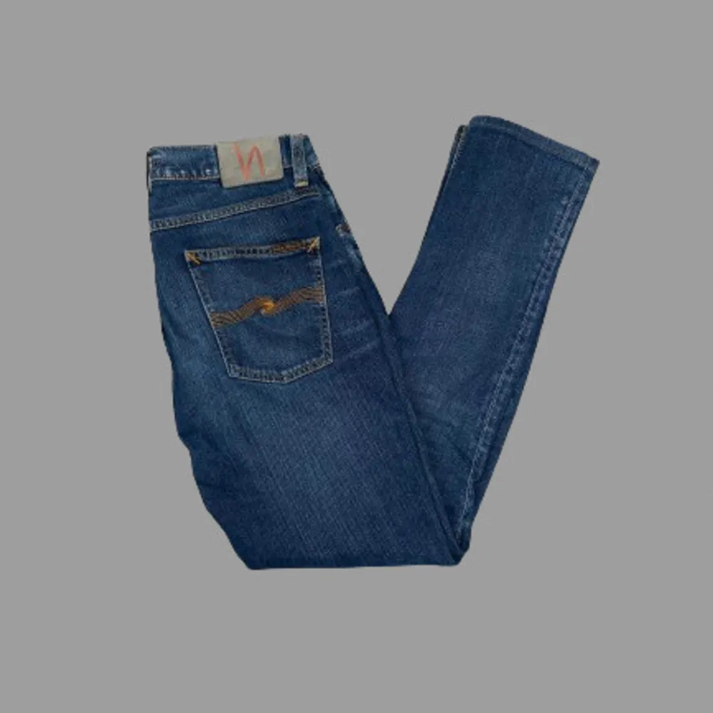 Säljer ett par feta mörkblå Nudie Jeans | passformen på byxorna är slimfit | storleken är 30/32 | byxorna är använda men i bra skick | nypris är ungefär 1600 kr, vårt pris 400 kr | hör av dig vid frågor eller funderingar 💯. Jeans & Byxor.