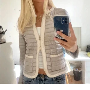 Dö snygg herno jacka - Jätte snygg herno jacka i fint skick!!! Knappt använd🥰 nypris 5000kr mitt pris 3150, vid snabb affär är priset absolut diskuterbart🥰