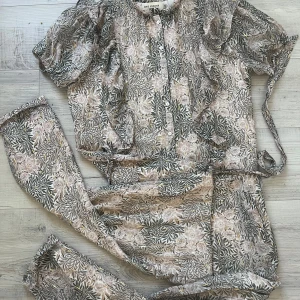 Sofie Schnoor byxdress - Bekväm yxdress med guld mönstrad shiffong 💛 Knyt bälte så går att blusa det Inköpd till bröllop  Fodrad, ej genomskinlig  Ny pris: 2000