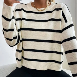 Stickad tröja - Randig stickad tröja, aldrig använd  Nypris 200