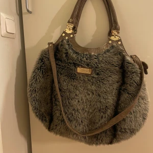 River island väska  - Säljer denna väska från river island. Kontakta för frågor eller prisförslag. Det långa bandet går att ta av