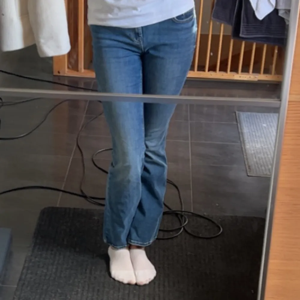 Är 180 och kan ha dom, väldigt stretchiga,   Säljer pga att dom inte kommer till användning . Jeans & Byxor.