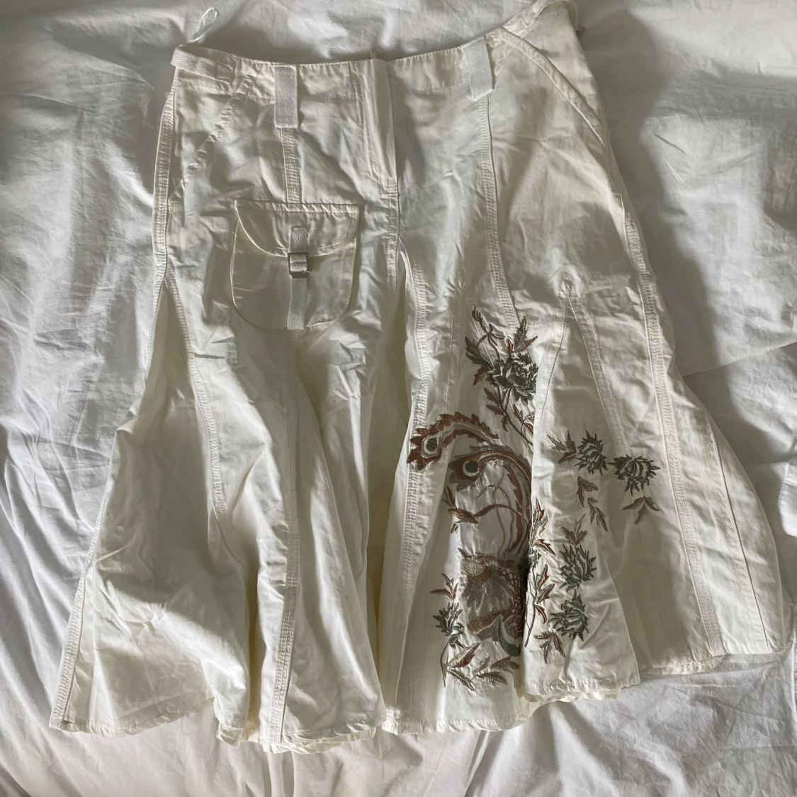 Vit bomullskjol med broderier - 91