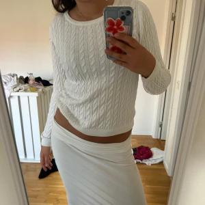 Fin stickad tröja! - Söt stickad tröja! Säljer då den inte kommer till användning! Storlek M men passar även s. 