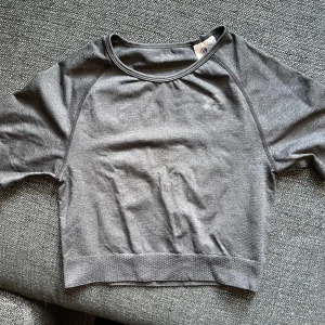 Kort sport tröja - Svart kort sport tröja, sparsamt använd  Storlek XS/S kan upplevas lite tajt 