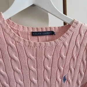 Kabelstickad Ralph Lauren tröja🌸 - Superfin kabelstickad tröja från Ralph Lauren 🩷 Storlek M  🩷 Använd men i fint skick, utan anmärkningar