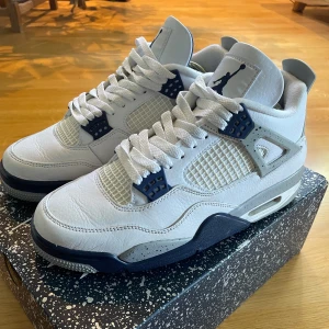 Jordan 4 retro midnight navy - Säljer dessa Jordan 4 i storlek  42,5 riktigt feta lite smutsiga på undersidan köparen står för frakten pris kan diskuteras vid snabb affär fråga gärna om du har några funderingar