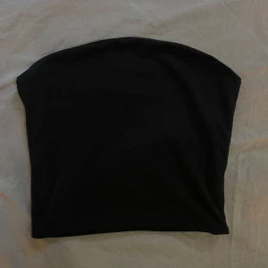 Tubtopp - Basic tubtopp från Bikbok 🫶 Storlek: S Den har en gummi remsa på insidan så att den håller sig uppe💕