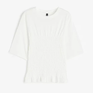 Smockad topp - Säljer denna populära toppen ifrån hm. Aldrig använd. Säljer då den inte kommer till användning. 