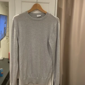 Ljusgrå Merino-ull tröja från John Henric - Knappt använd tröja från John Henric i ett utmärkt material  Skick- 9/10  Nypris- 999kr    